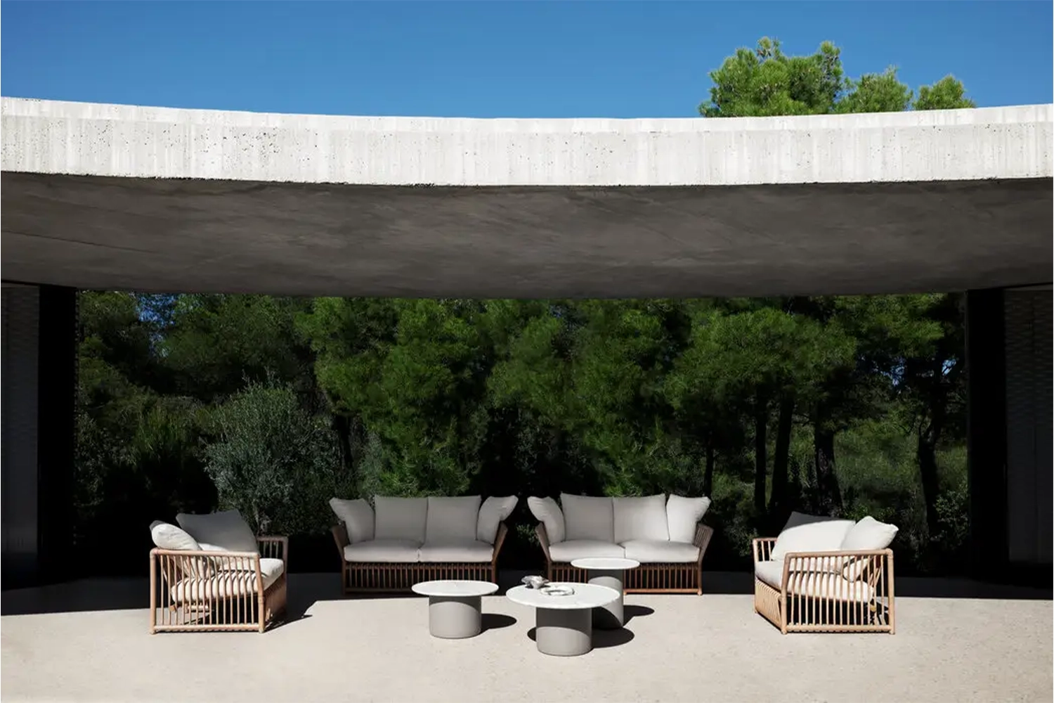 C07_Gallery_6_550447_outdoor_sofa_Softcage_A-01