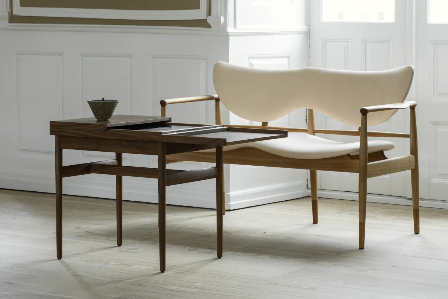 The-Art-Collectors-table-4
