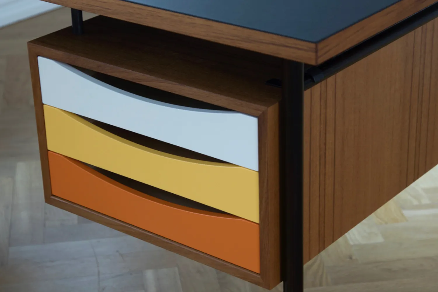 the-nyhavn-desk-wtray-4