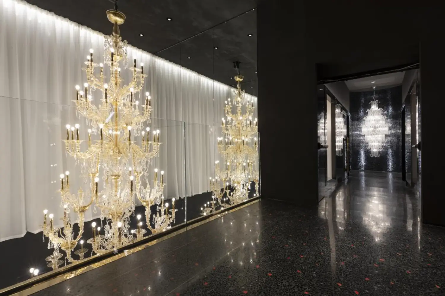 palazzo-baroviertoso_first-floor_taif-chandelier_new-felci-suspension
