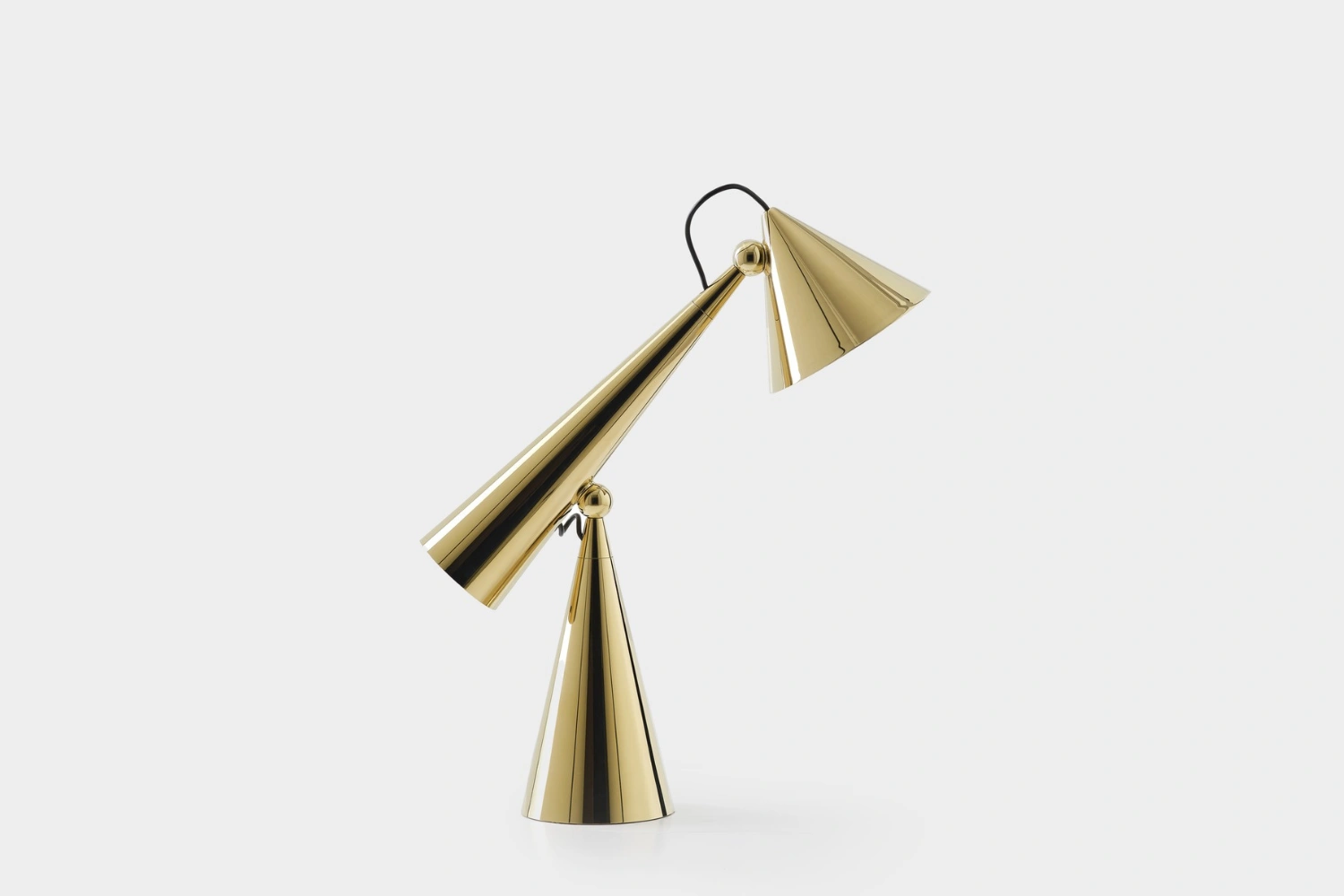 Luminária de Mesa Pose Task 1