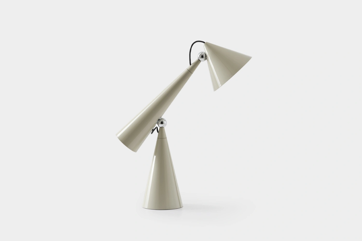 Luminária de Mesa Pose Task 6