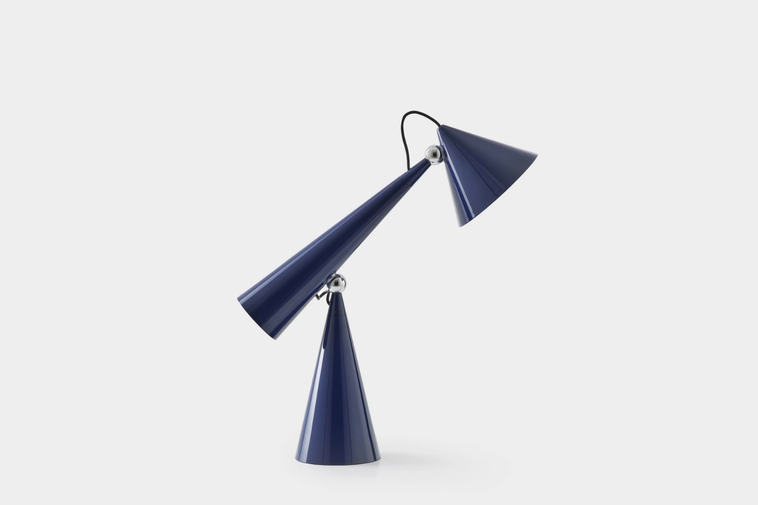 Luminária de Mesa Pose Task 7